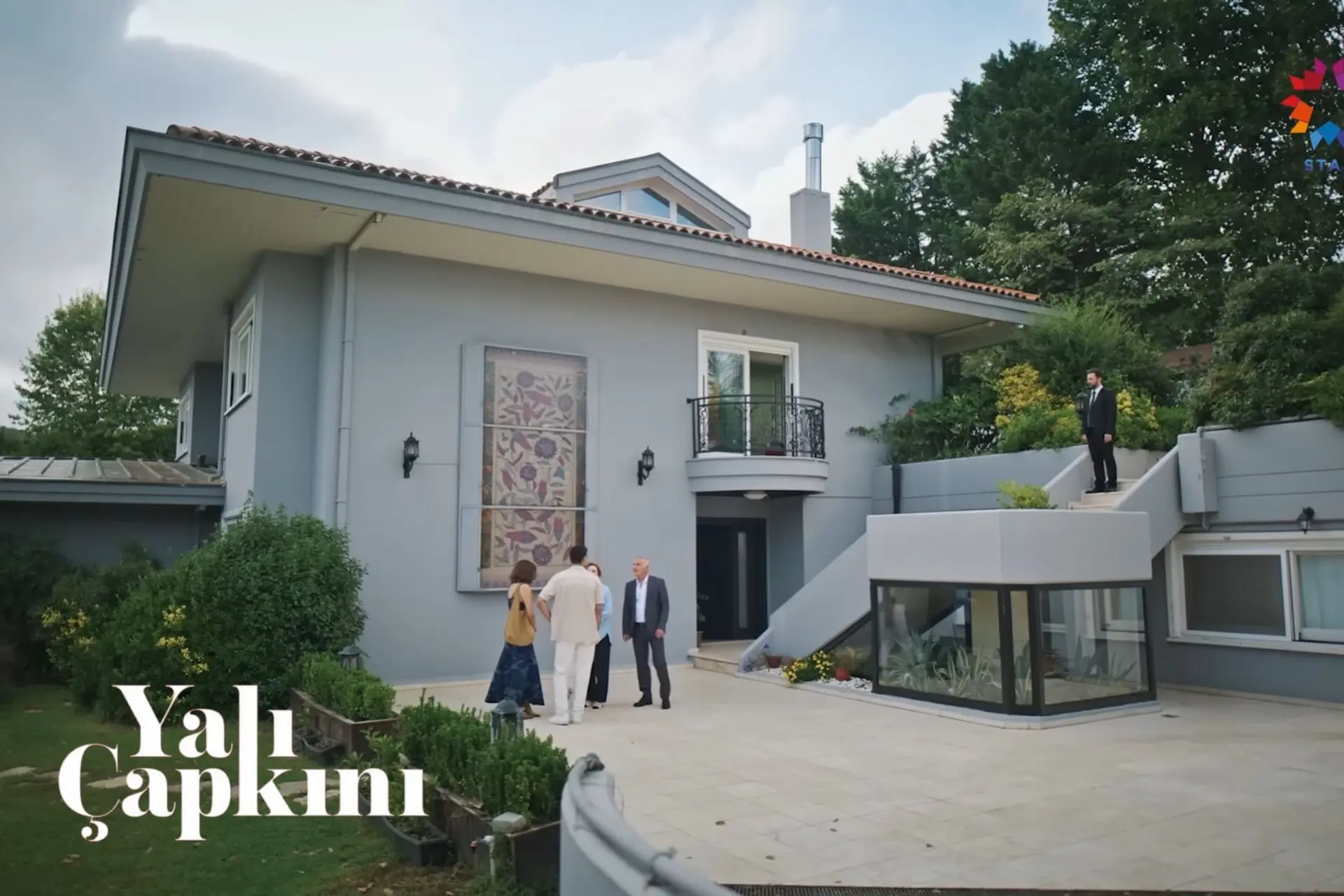 Yali Capkini filming set